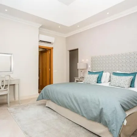 Villa Sleeps 10 Pool Air Con Wifi *