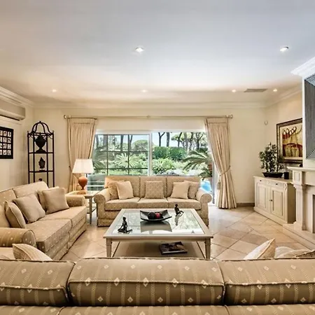 Sleeps 10 Pool Air Con Wifi