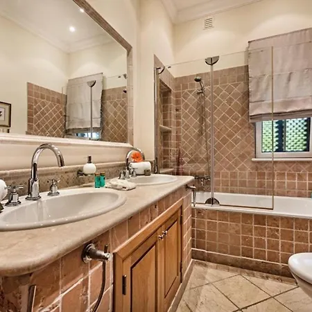 Sleeps 10 Pool Air Con Wifi